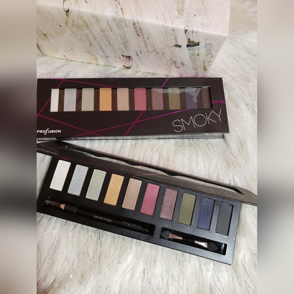 Profusion Smoky 10 Color Eyeshadow Palette With Eyeliner & Brush (Black Cover) - Picture 4 of 4